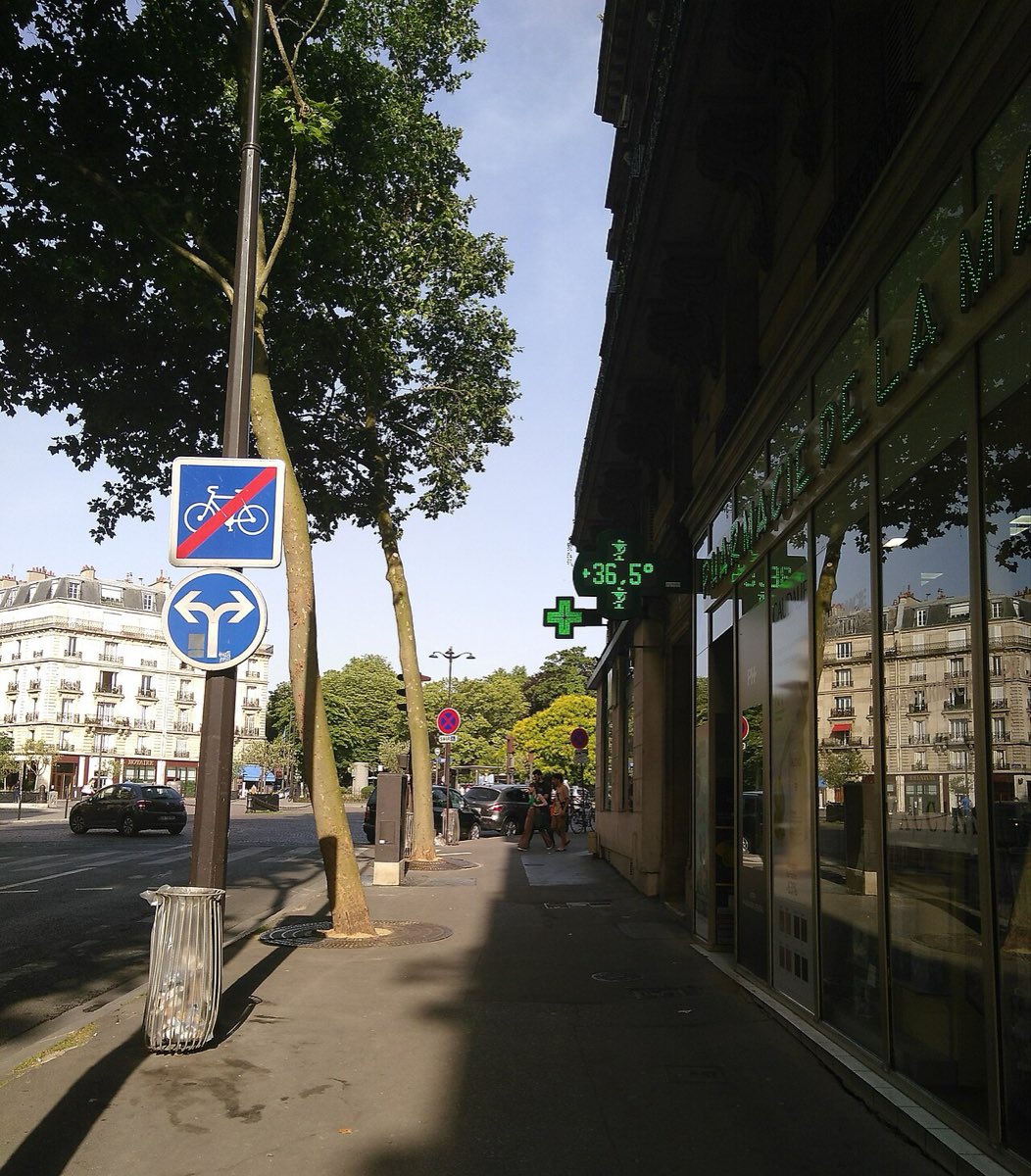 Thermomètre affichant une forte chaleur pendant une vague de chaleur à Paris