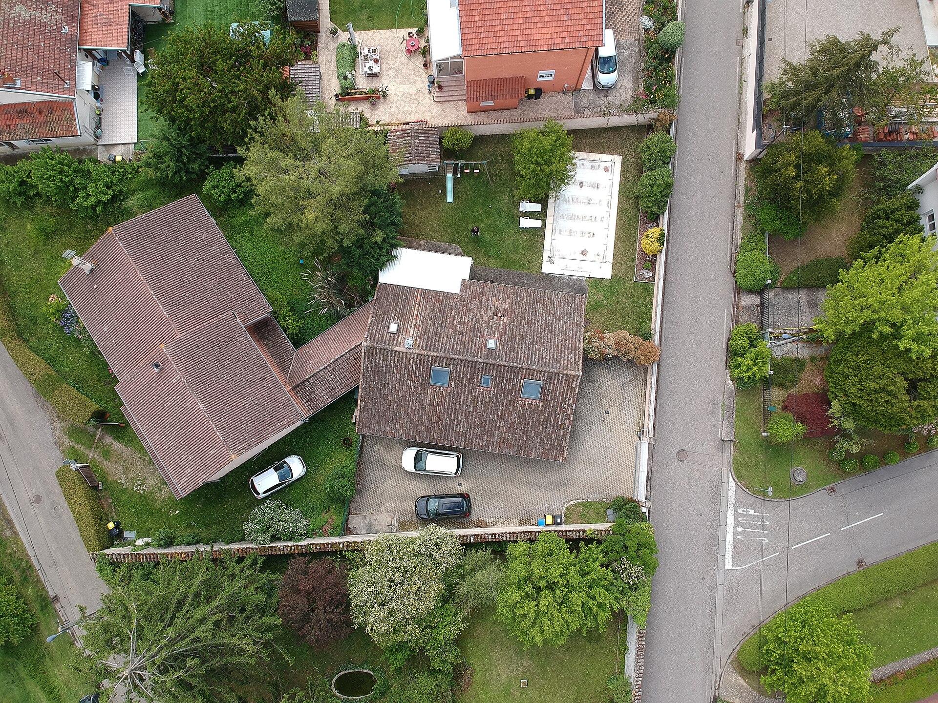 Vue aérienne de maisons individuelles, jardins et toitures